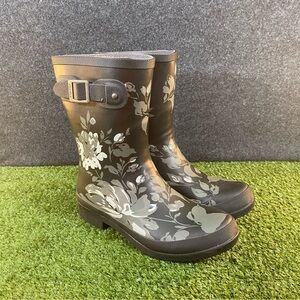 Chooka Women’s Size 7 Eastlake Tillie Mid Black Rain Boot w/ Gray Floral Design